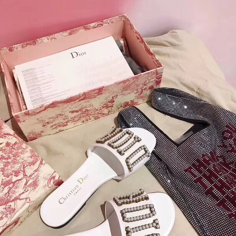 Dior White Slippers - FashionPlug