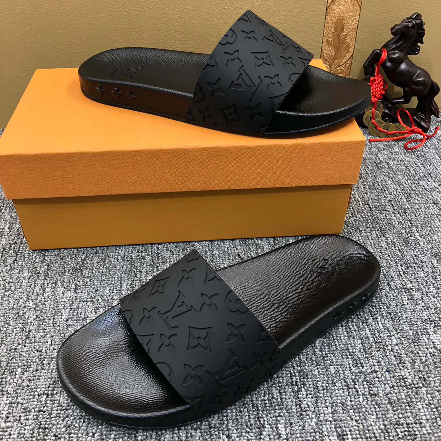 Louis Vuitton Monogram Slippers - FashionPlug