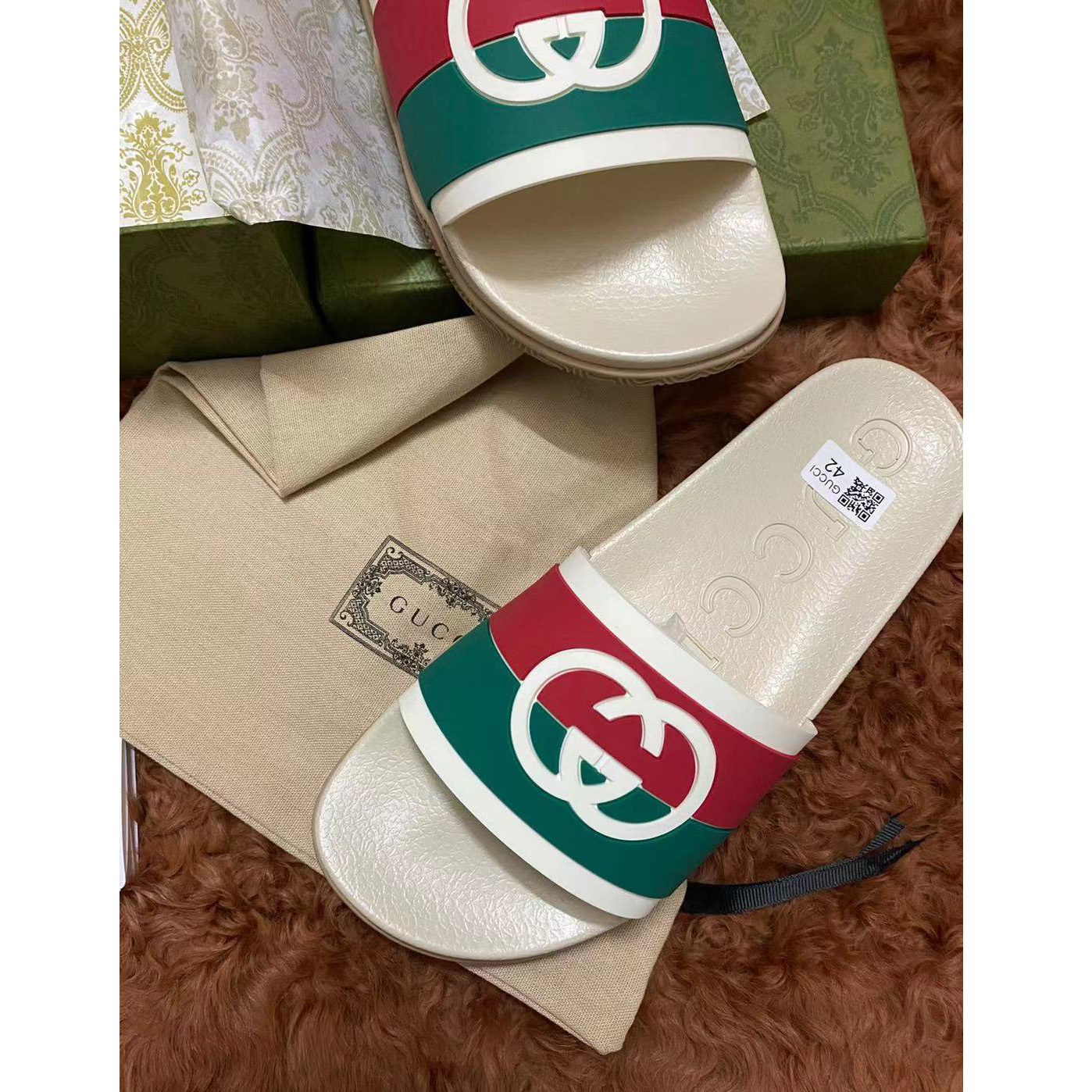 Gucci Men's Interlocking G Slide Sandal - FashionPlug