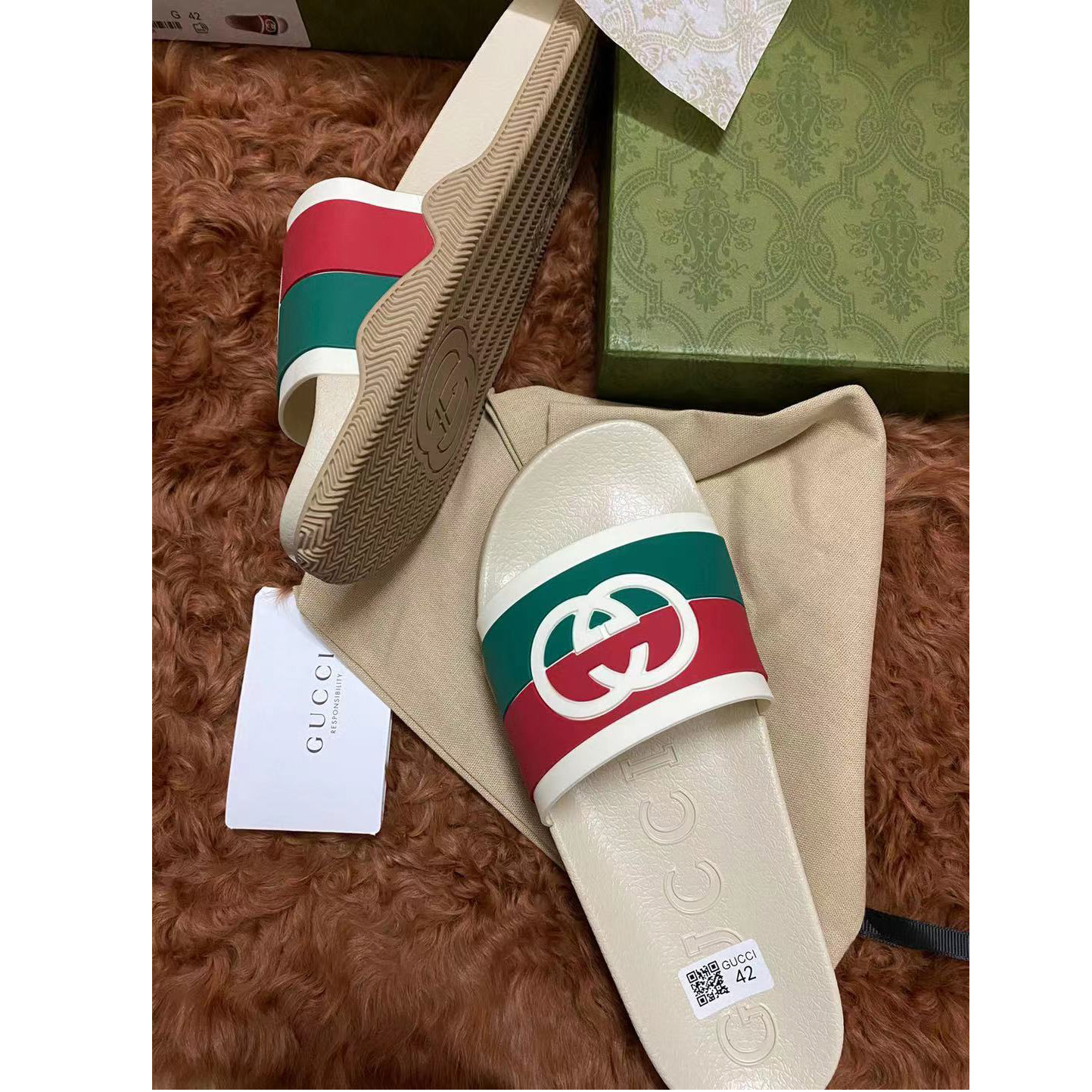 Gucci Men's Interlocking G Slide Sandal - FashionPlug