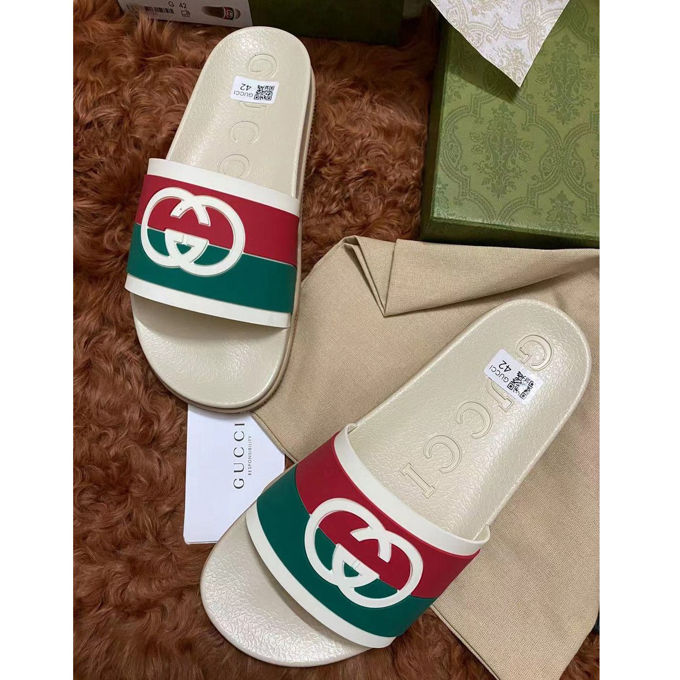 Gucci Men's Interlocking G Slide Sandal - FashionPlug