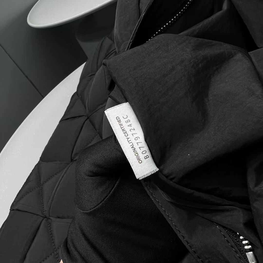 Bottega Veneta  Padded Tech Cassette Shoulder bag - FashionPlug