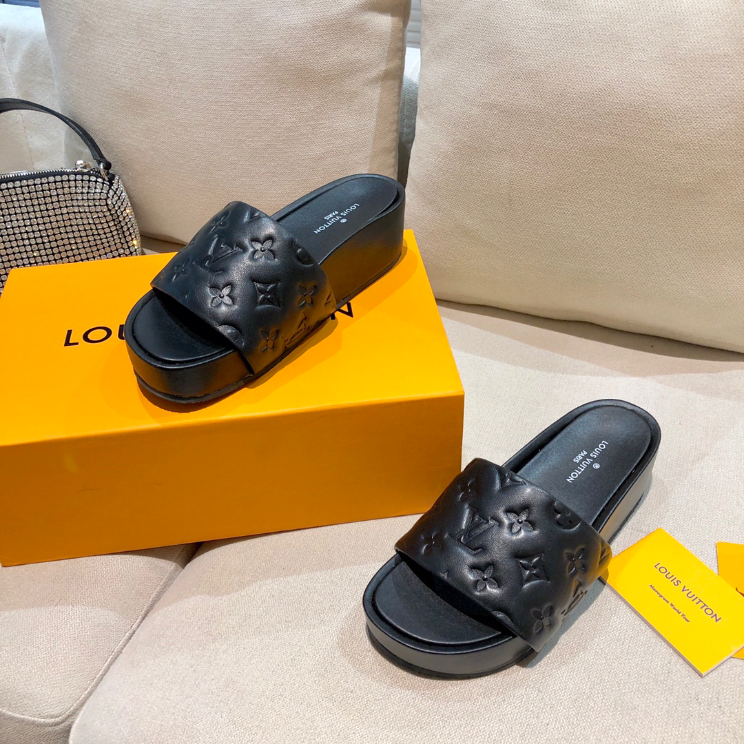 Louis Vuitton Slides - FashionPlug