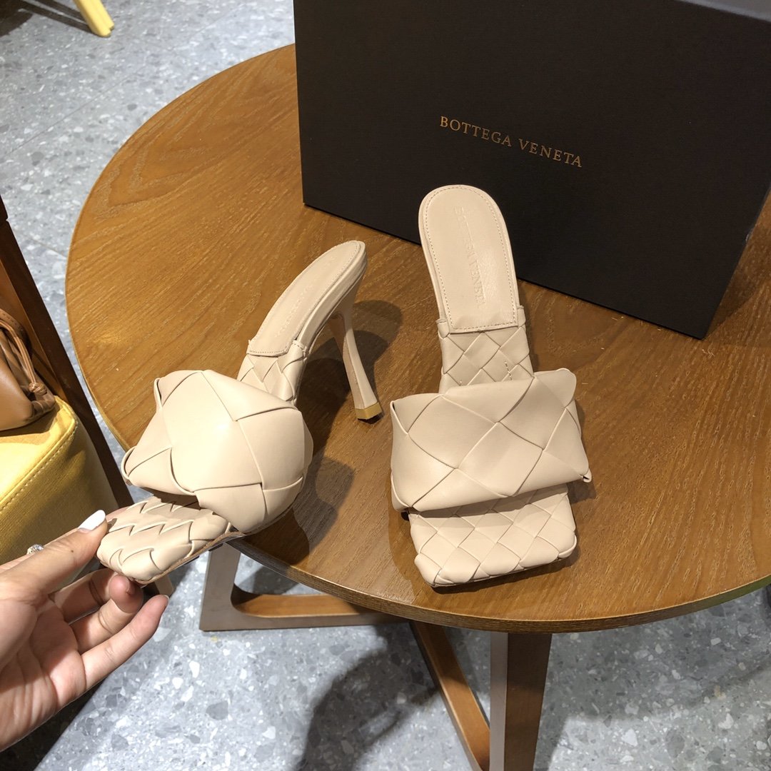 Bottega Veneta Padded Leather Sandals - FashionPlug