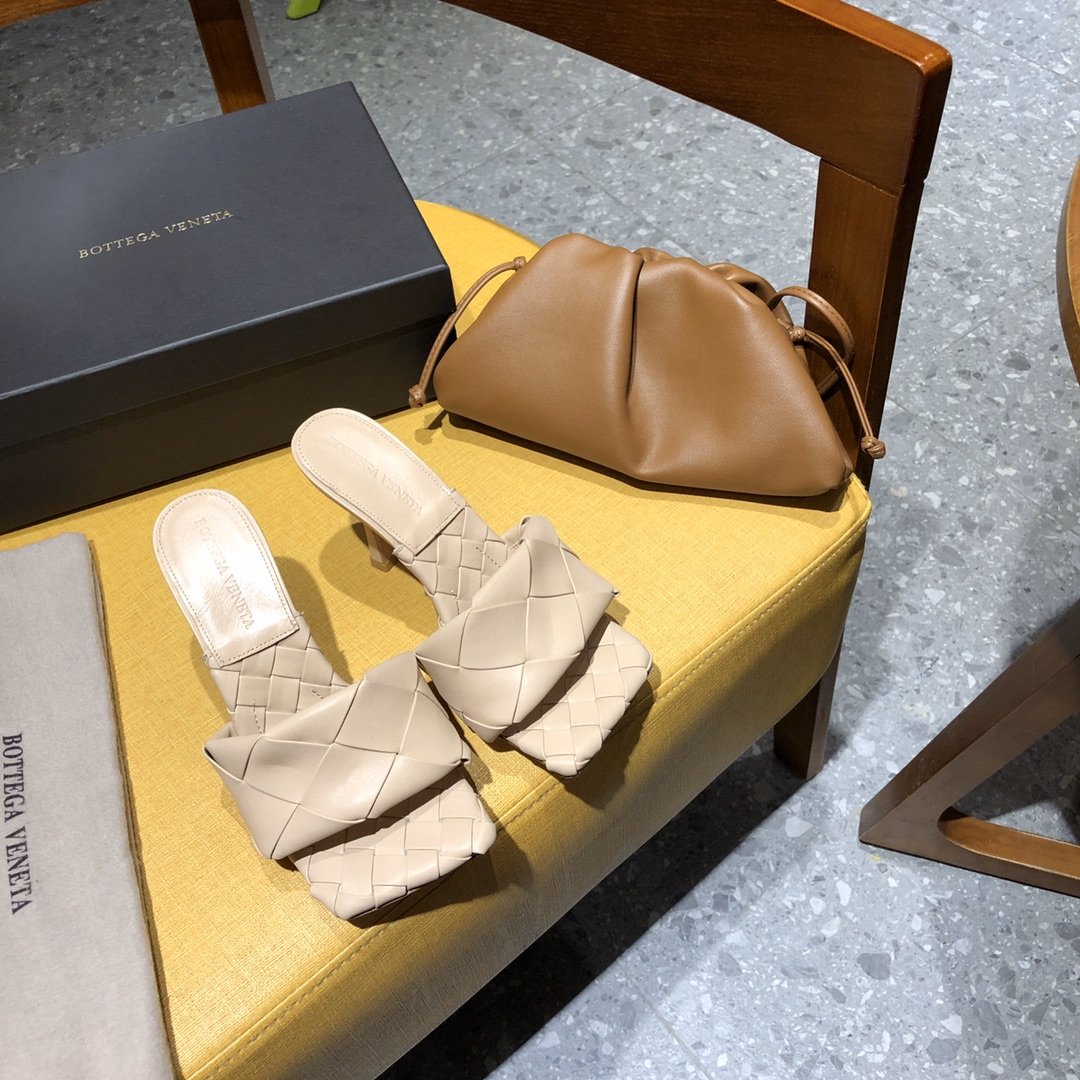 Bottega Veneta Padded Leather Sandals - FashionPlug