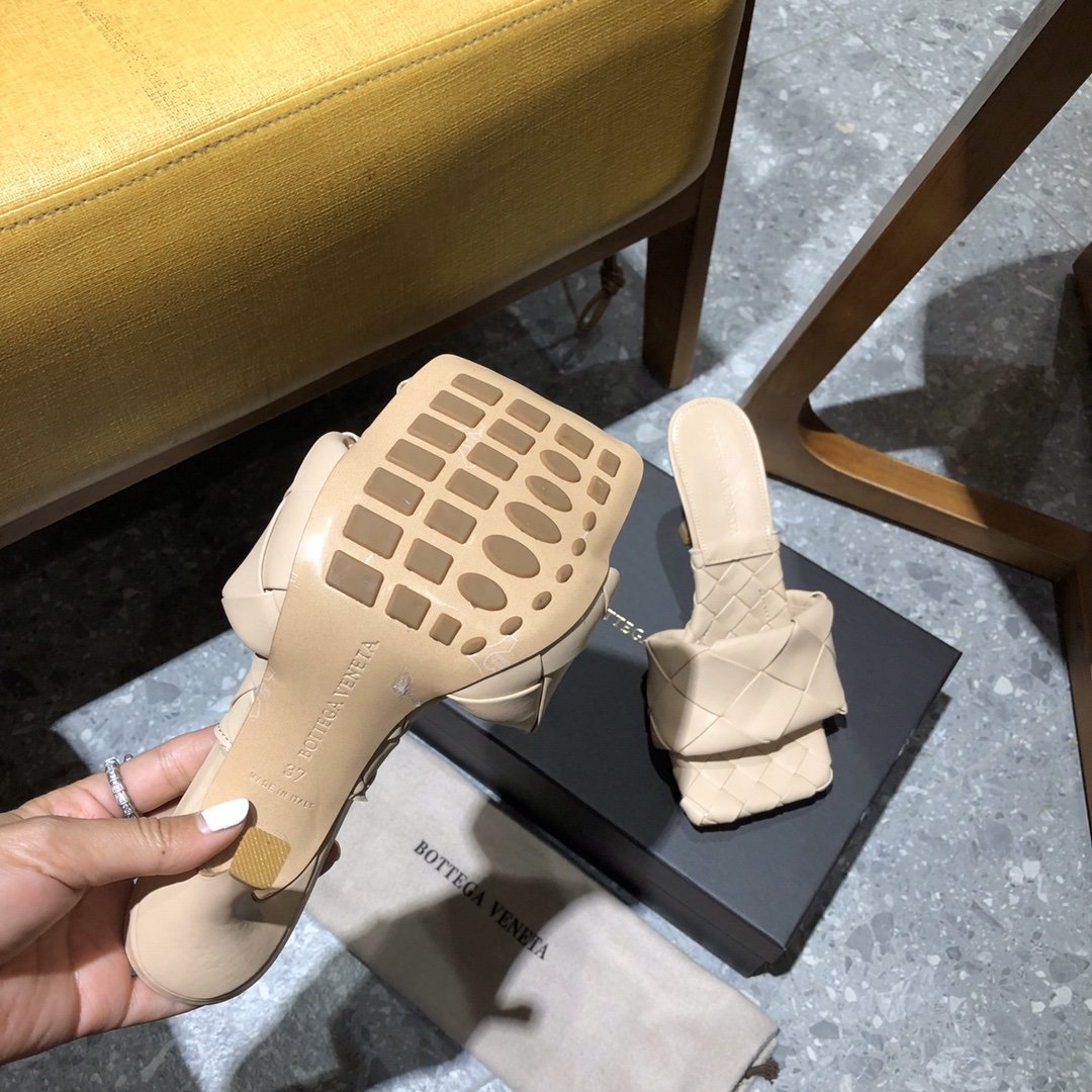 Bottega Veneta Padded Leather Sandals - FashionPlug