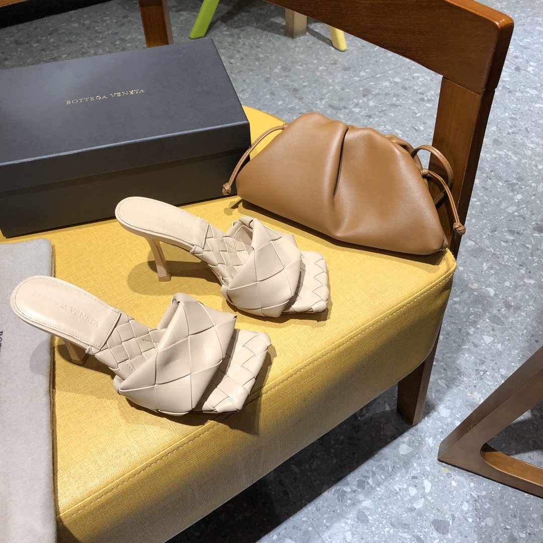 Bottega Veneta Padded Leather Sandals - FashionPlug
