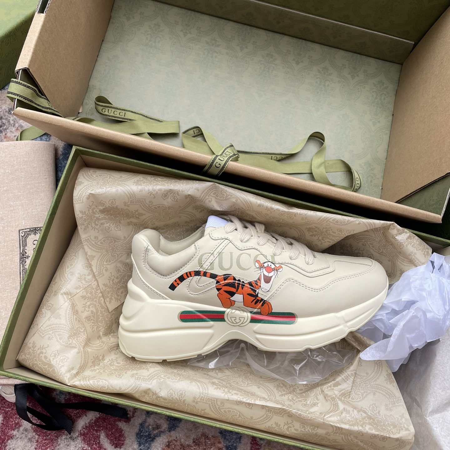 Gucci Men's Rhyton Sneaker In White - FashionPlug