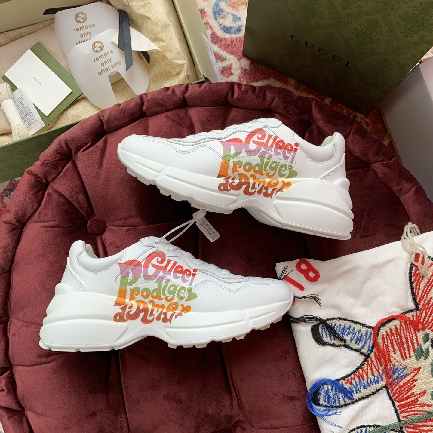 Gucci Men's Rhyton Sneaker In White - FashionPlug