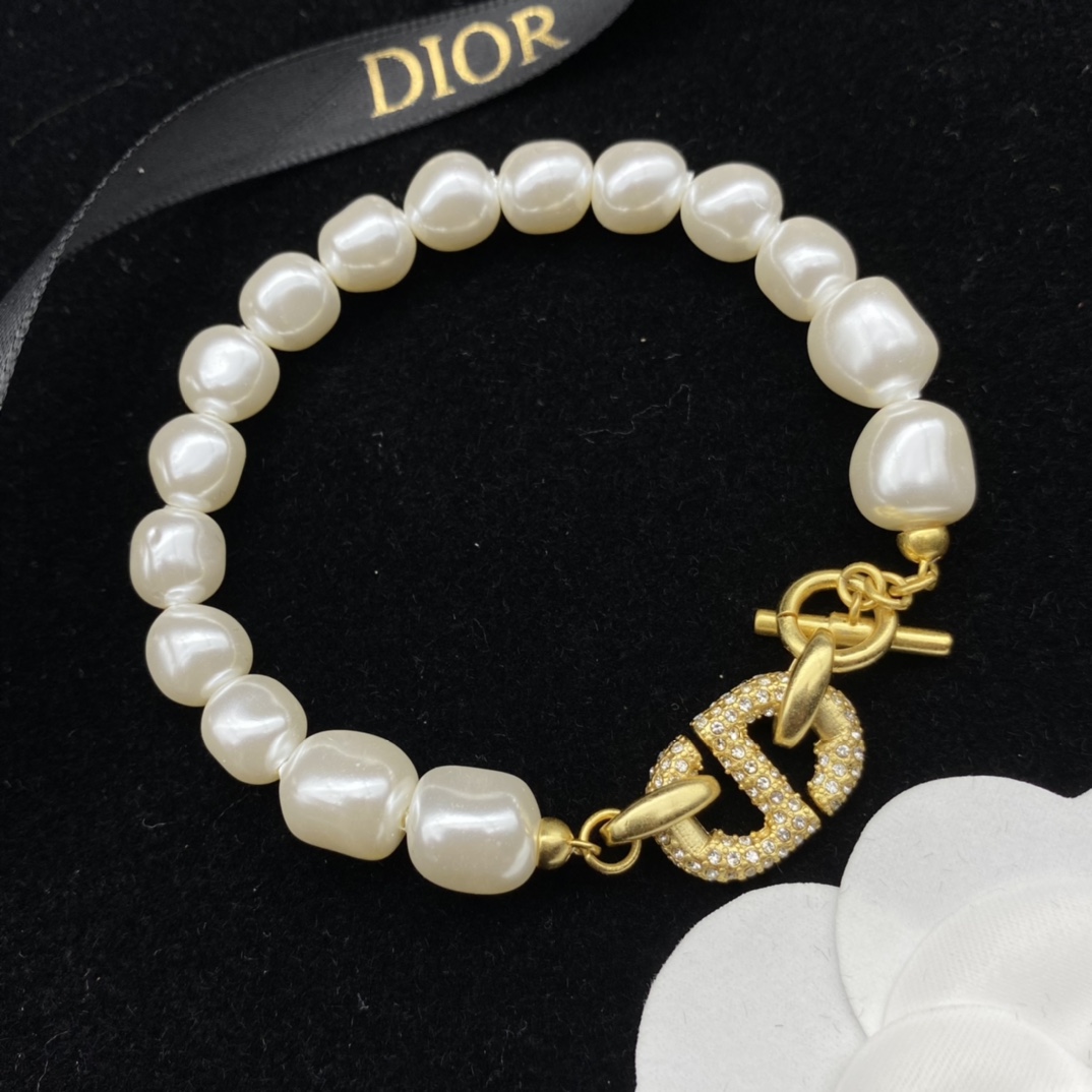 Dior Pearl Bracelet - FashionPlug