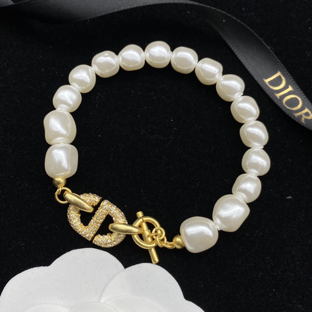 Dior Pearl Bracelet - FashionPlug
