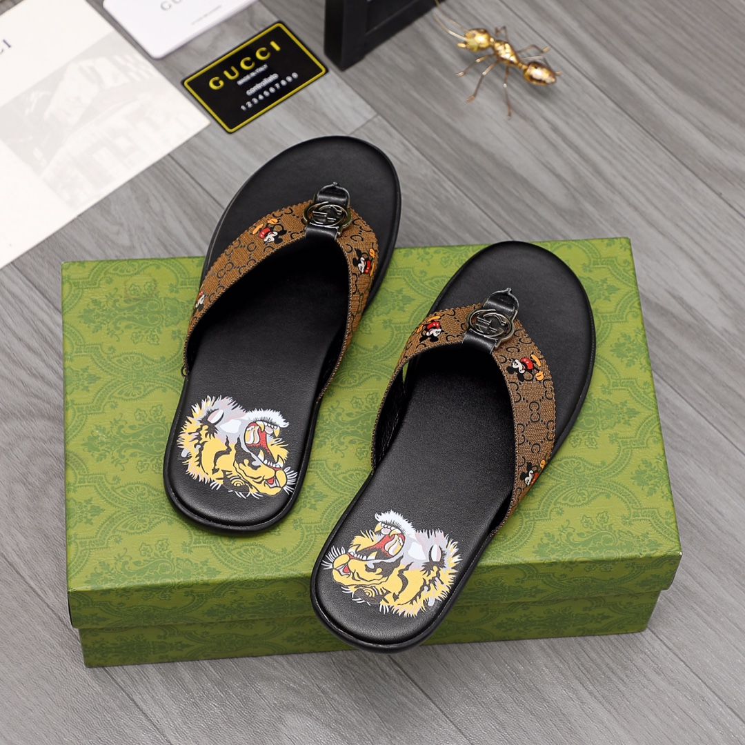 Gucci Rubber GG Men's Flip Flops - FashionPlug