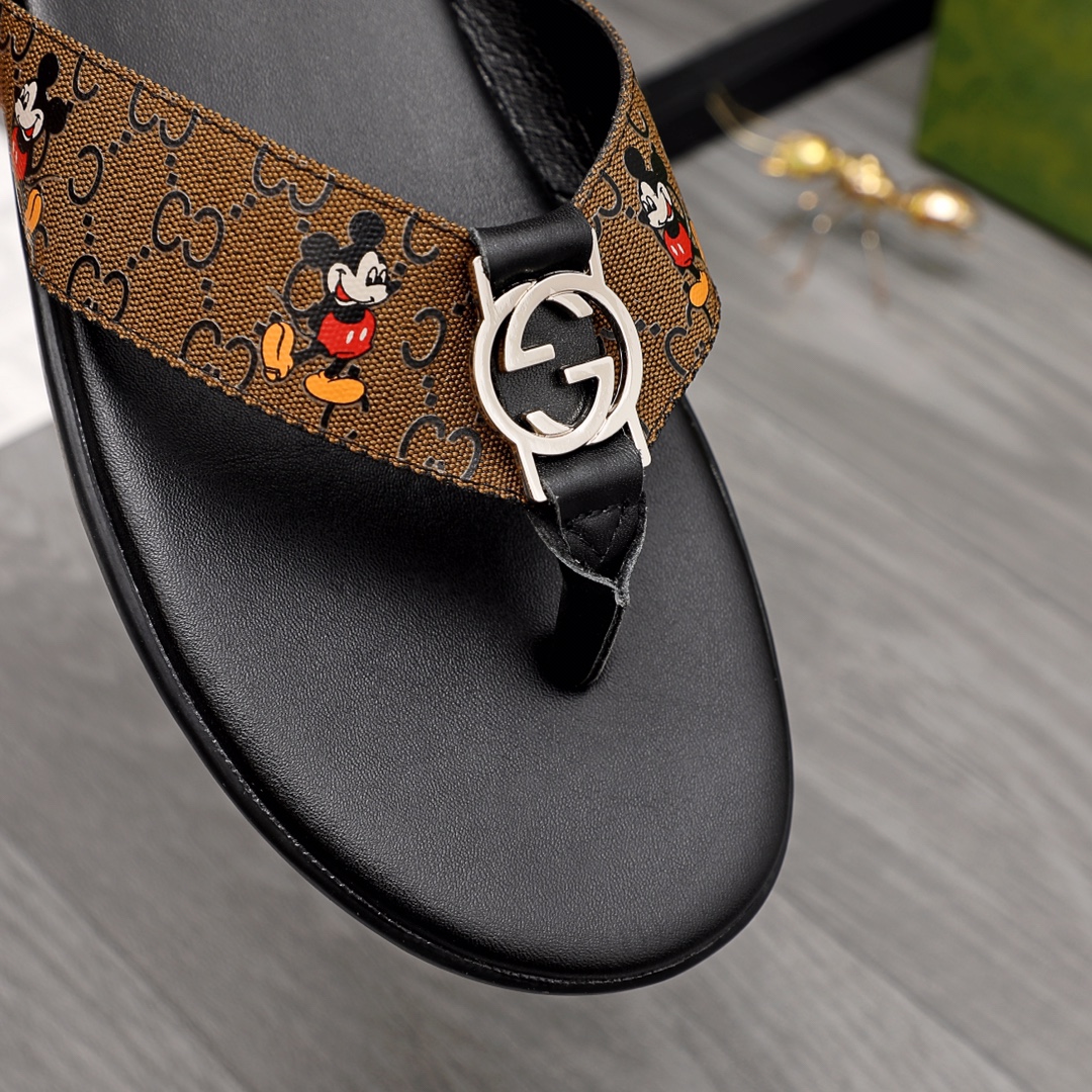 Gucci Rubber GG Men's Flip Flops - FashionPlug