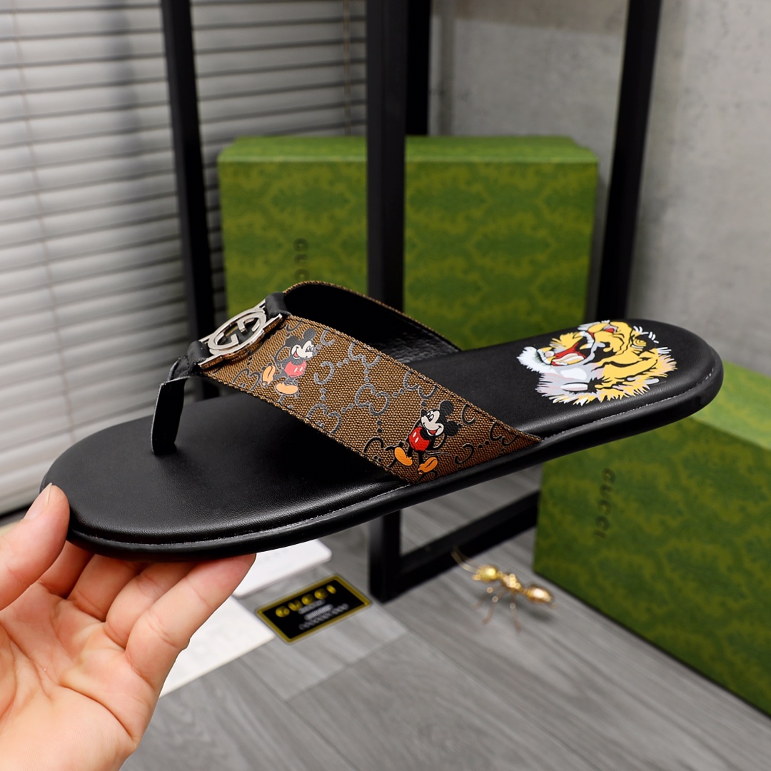 Gucci Rubber GG Men's Flip Flops - FashionPlug