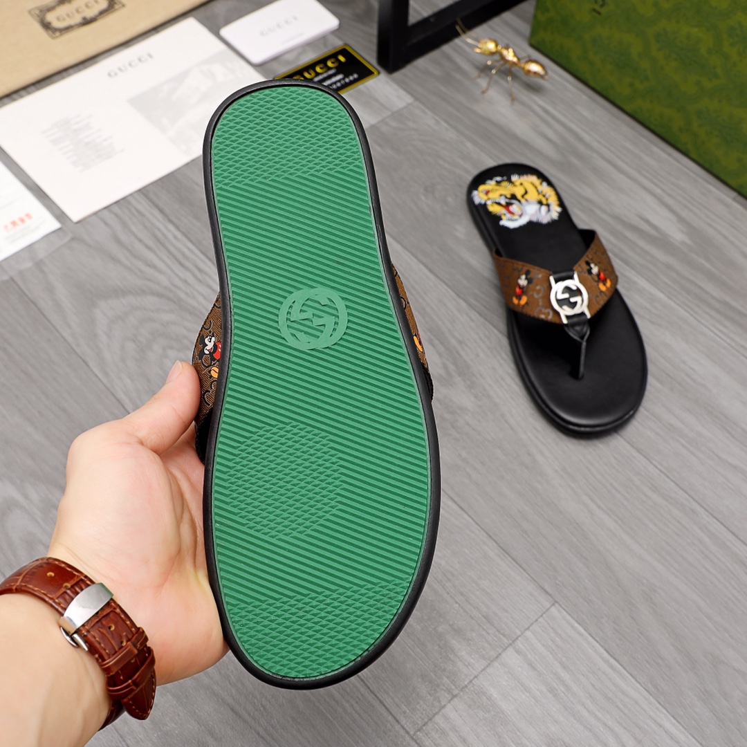 Gucci Rubber GG Men's Flip Flops - FashionPlug
