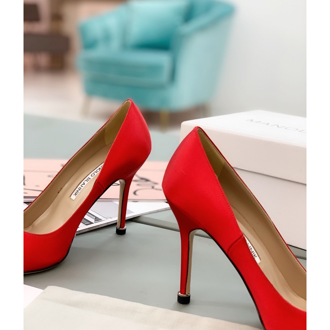 Manolo Blahnik Red Hangisi Pumps With Buckle - FashionPlug