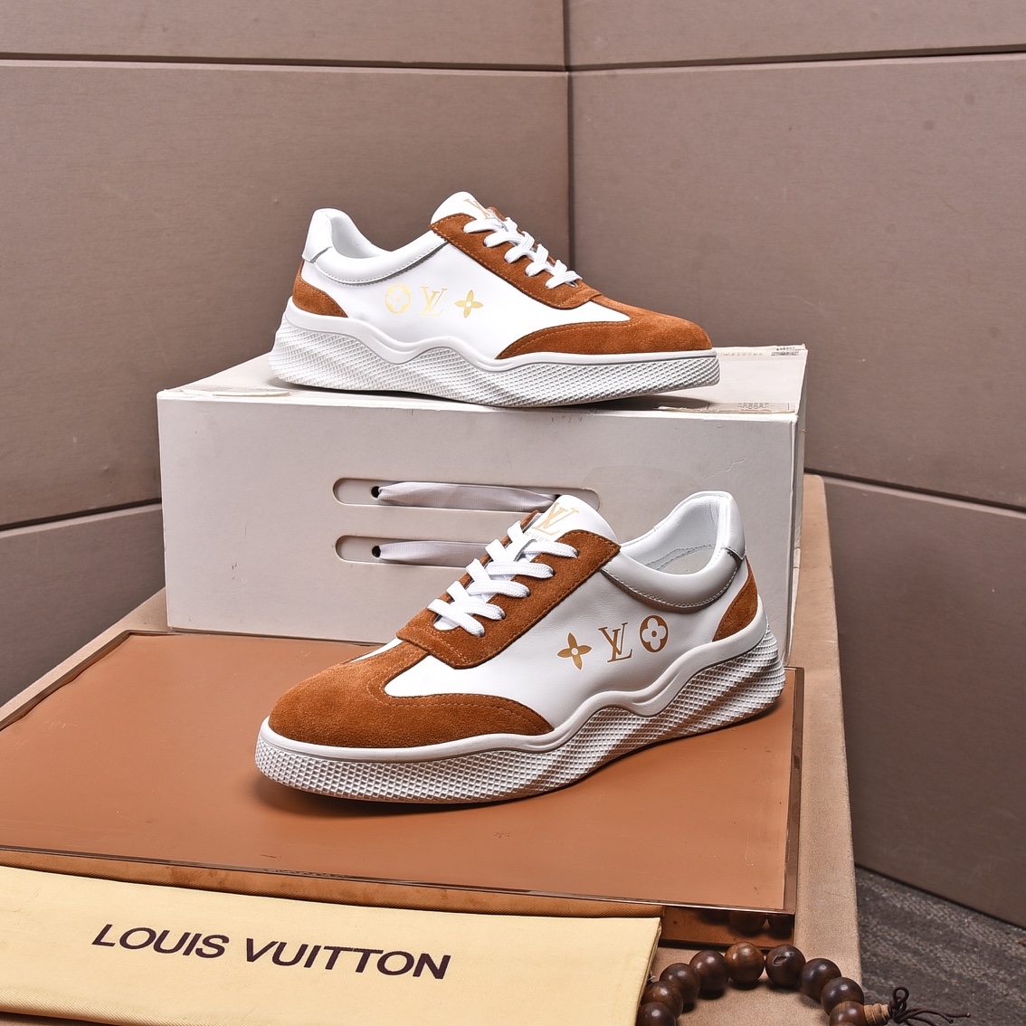 Louis Vuitton Men's Logo Sneaker - FashionPlug