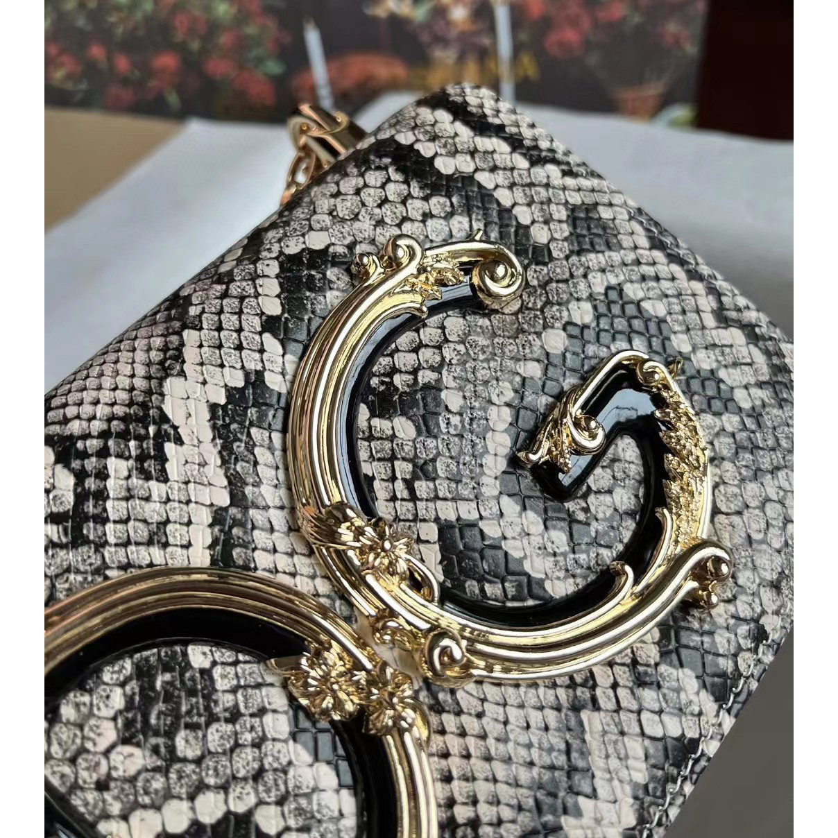 Dolce & Gabbana Women's Dg Logo Crossbody Bag(21-15-4cm) - FashionPlug