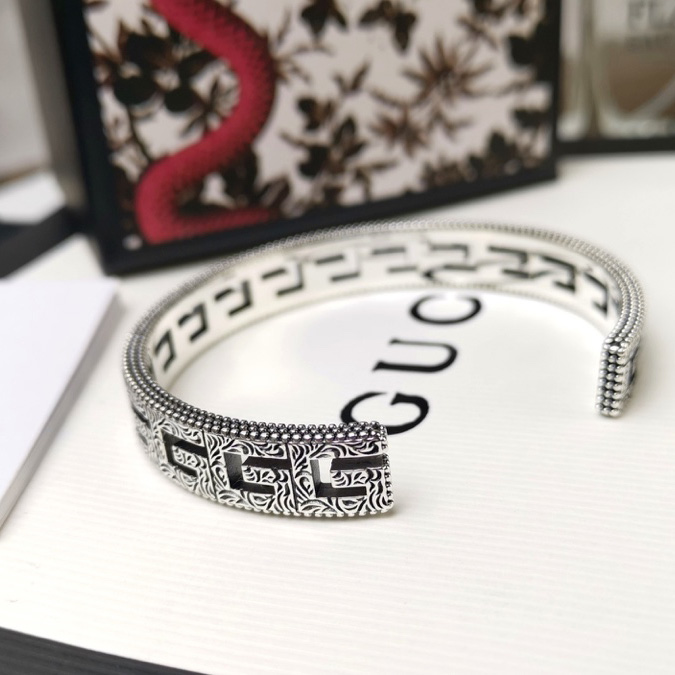 Gucci Silver Bracelet With Square G - FashionPlug