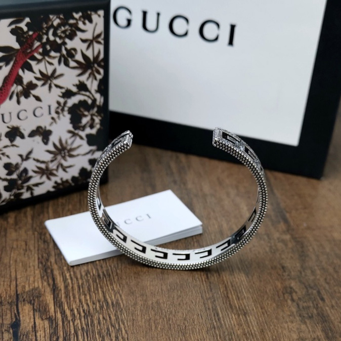 Gucci Silver Bracelet With Square G - FashionPlug