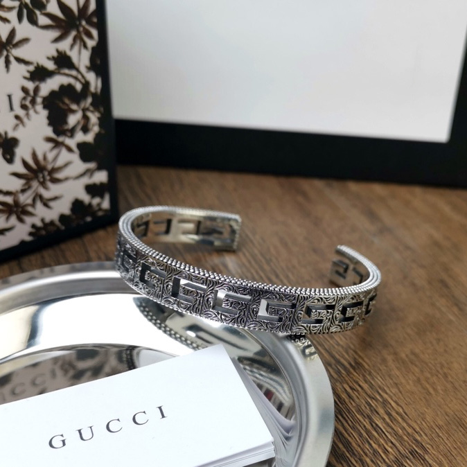 Gucci Silver Bracelet With Square G - FashionPlug