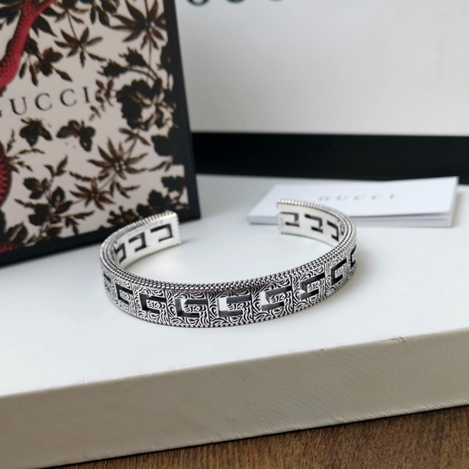 Gucci Silver Bracelet With Square G - FashionPlug