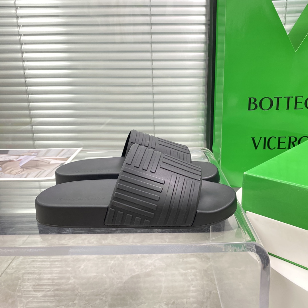 Bottega Veneta Rubber slides - FashionPlug