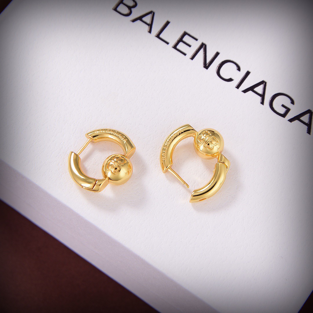 Balenciaga Cut Ear Cuff - FashionPlug