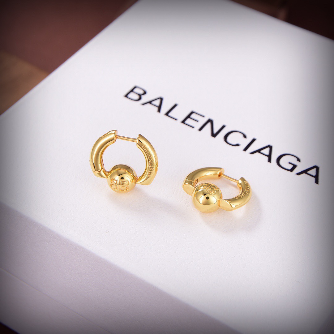 Balenciaga Cut Ear Cuff - FashionPlug