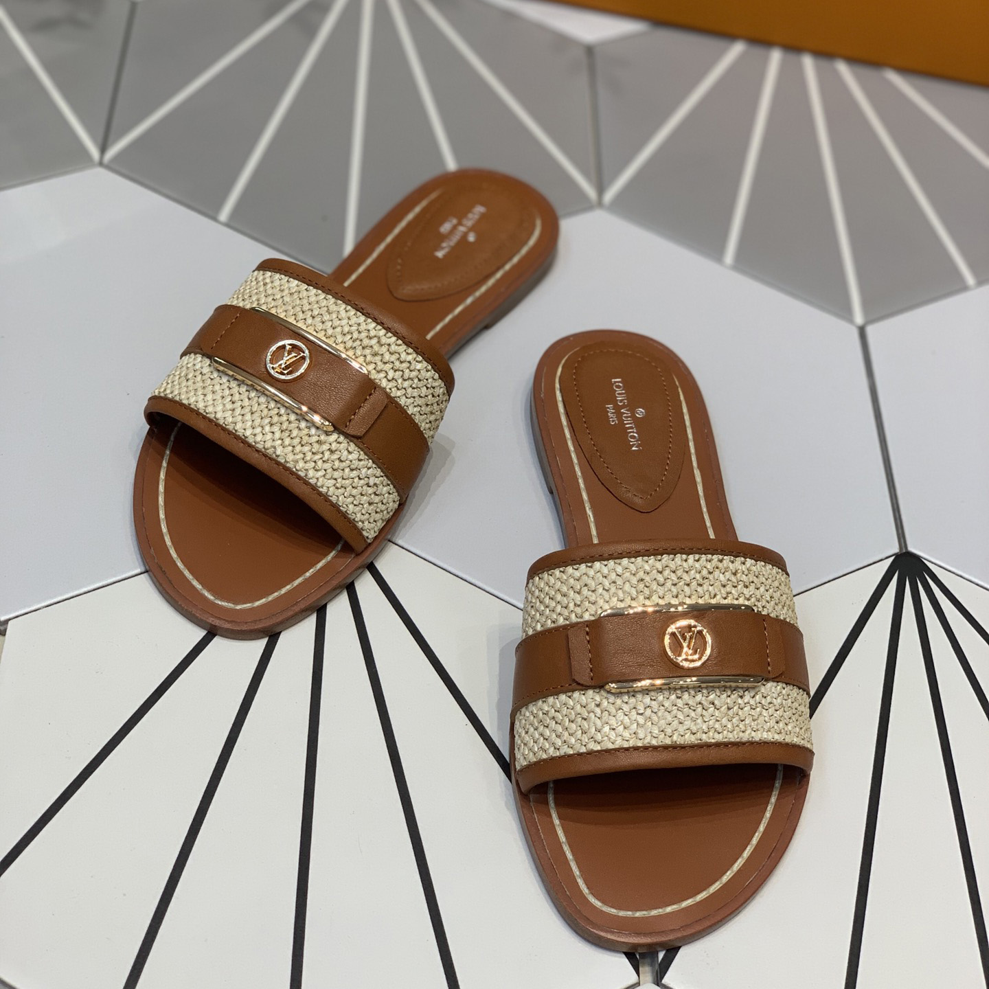 Louis Vuitton Lock It Flat Mule   1AA1A6 - FashionPlug
