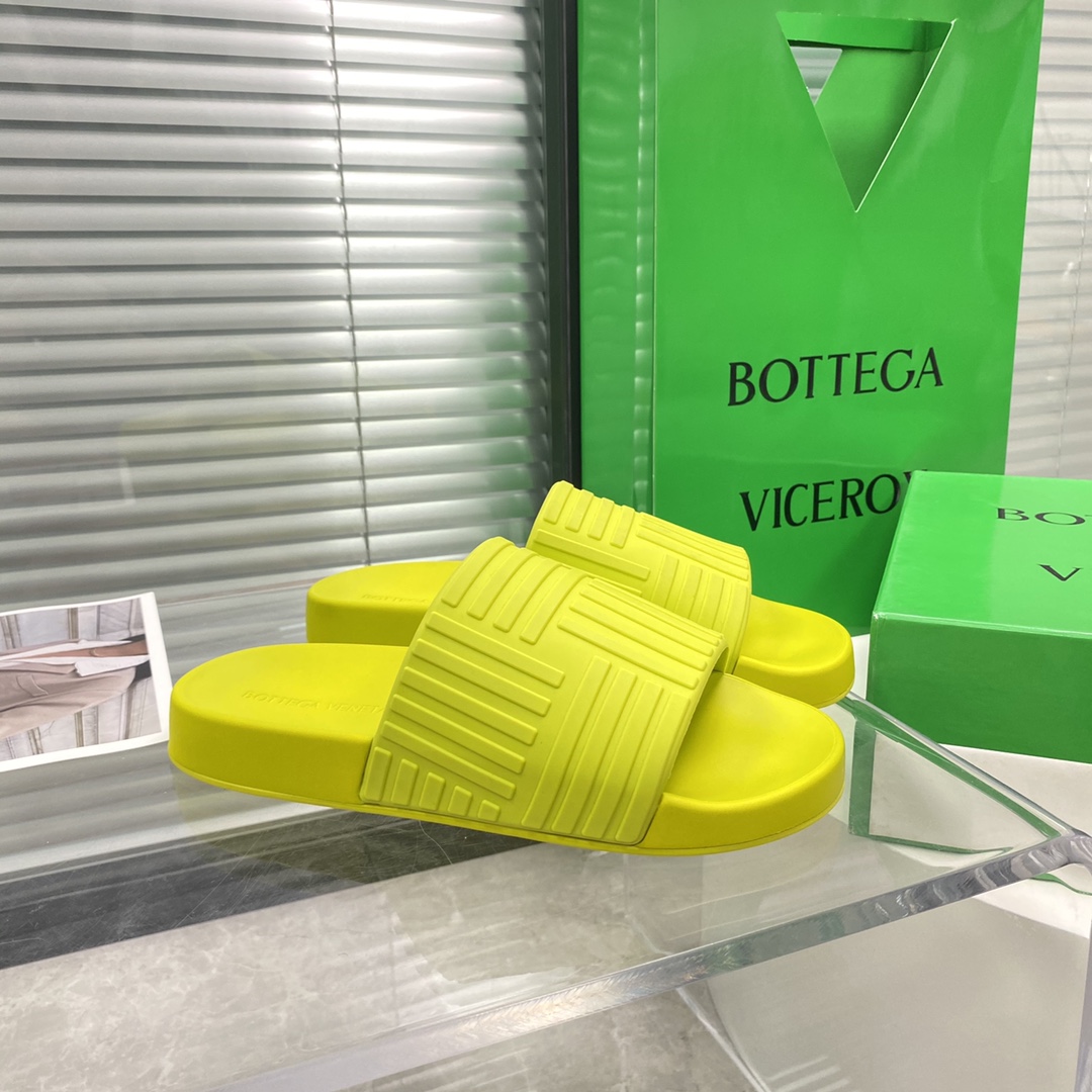 Bottega Veneta Rubber slides - FashionPlug