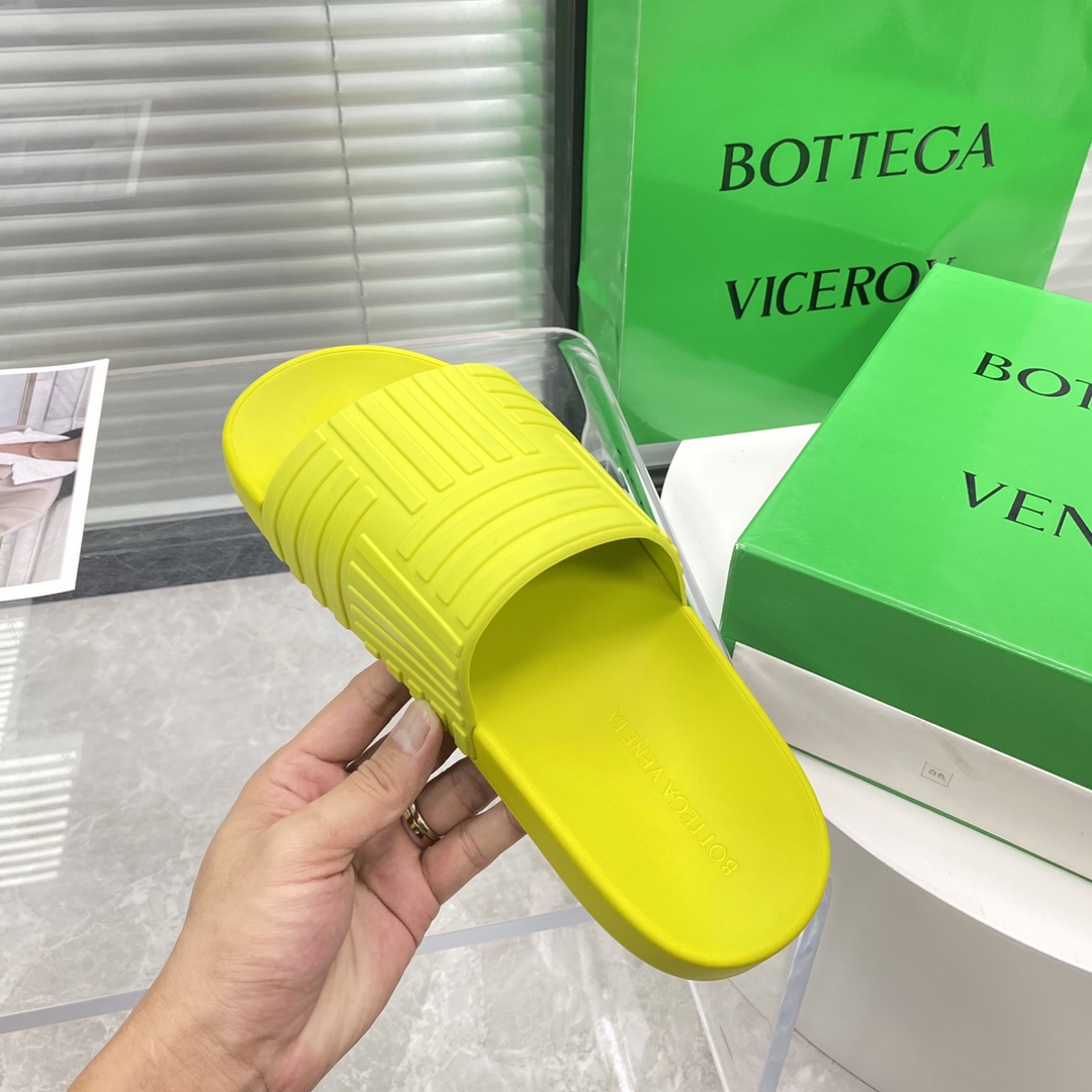 Bottega Veneta Rubber slides - FashionPlug
