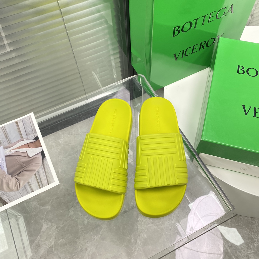 Bottega Veneta Rubber slides - FashionPlug
