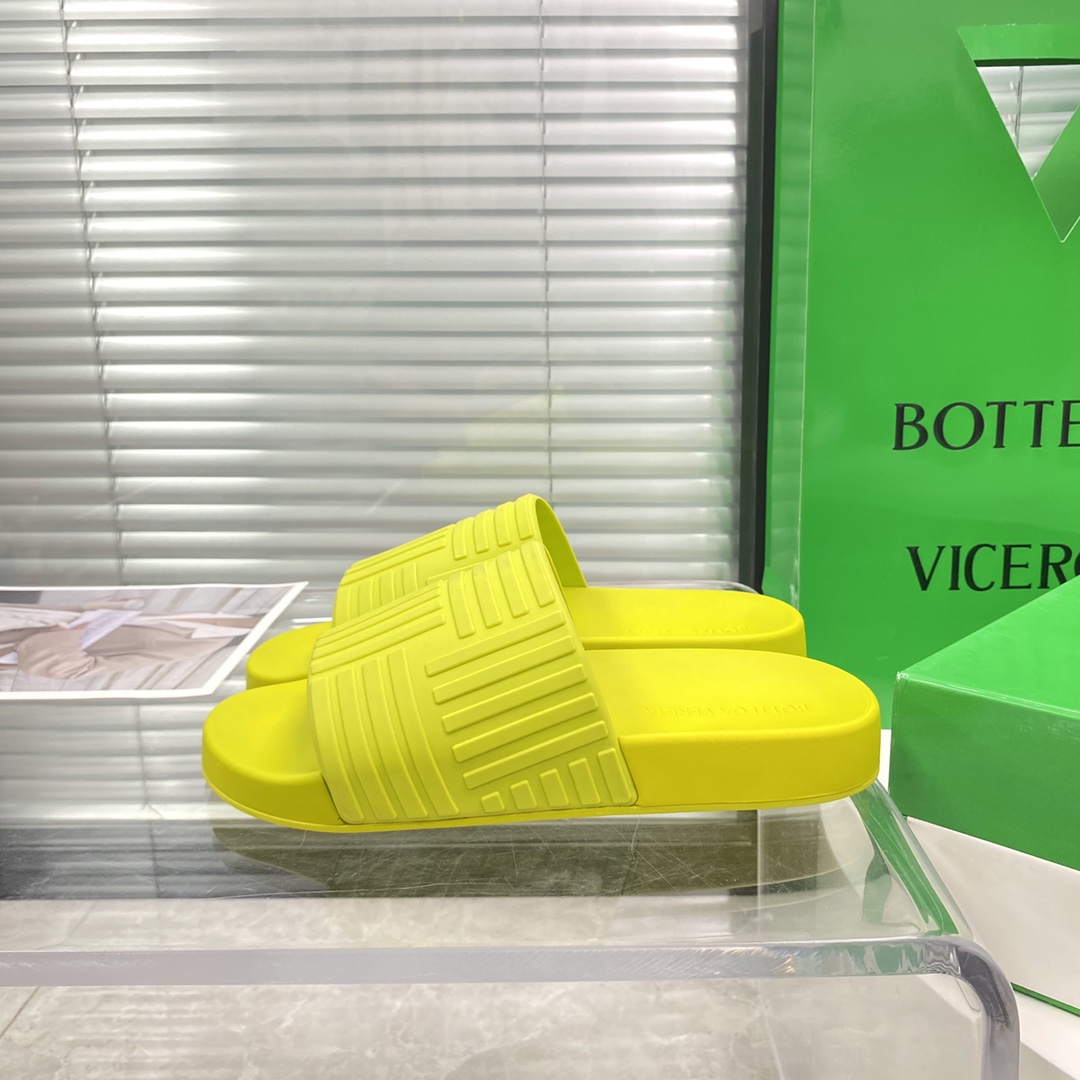 Bottega Veneta Rubber slides - FashionPlug
