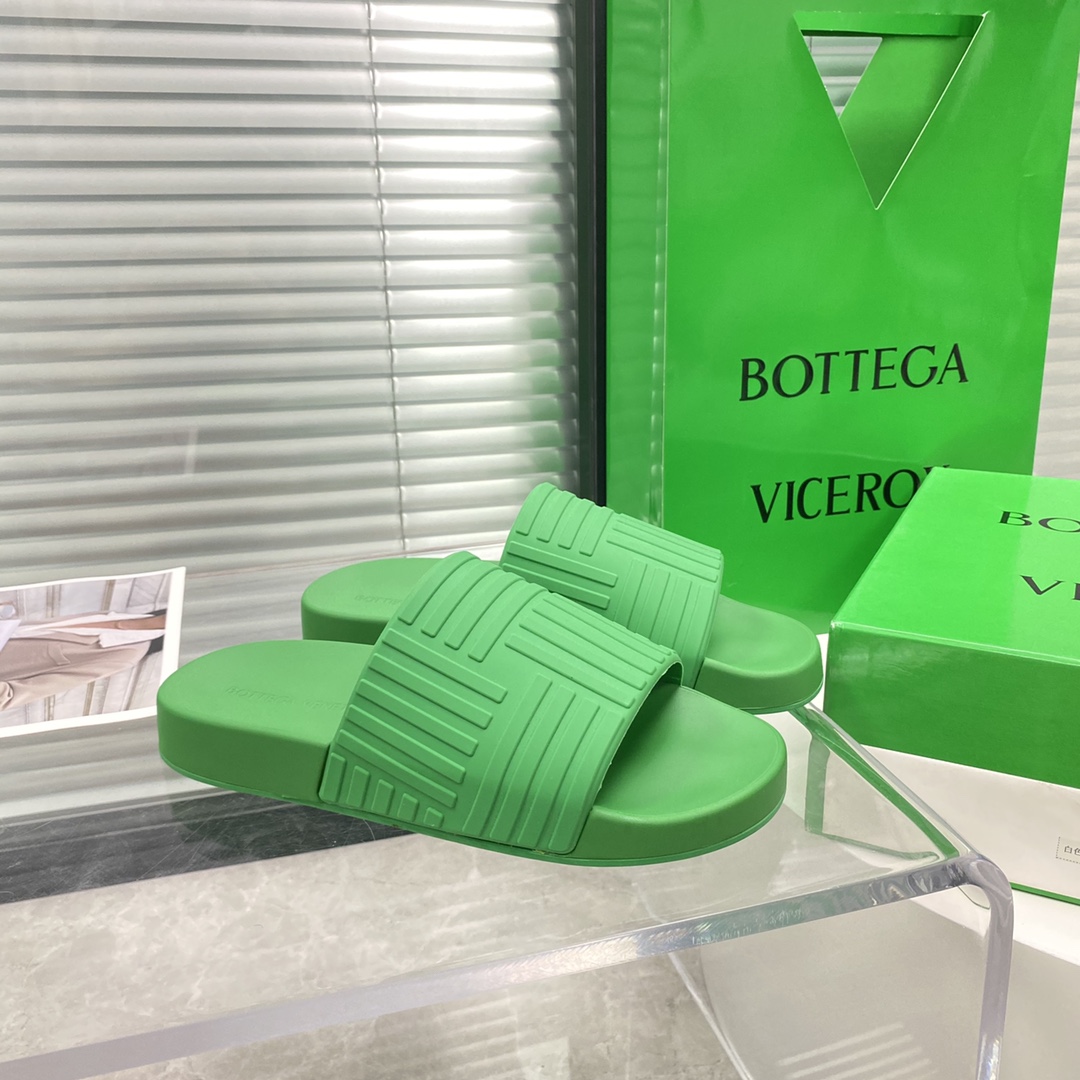 Bottega Veneta Rubber slides - FashionPlug