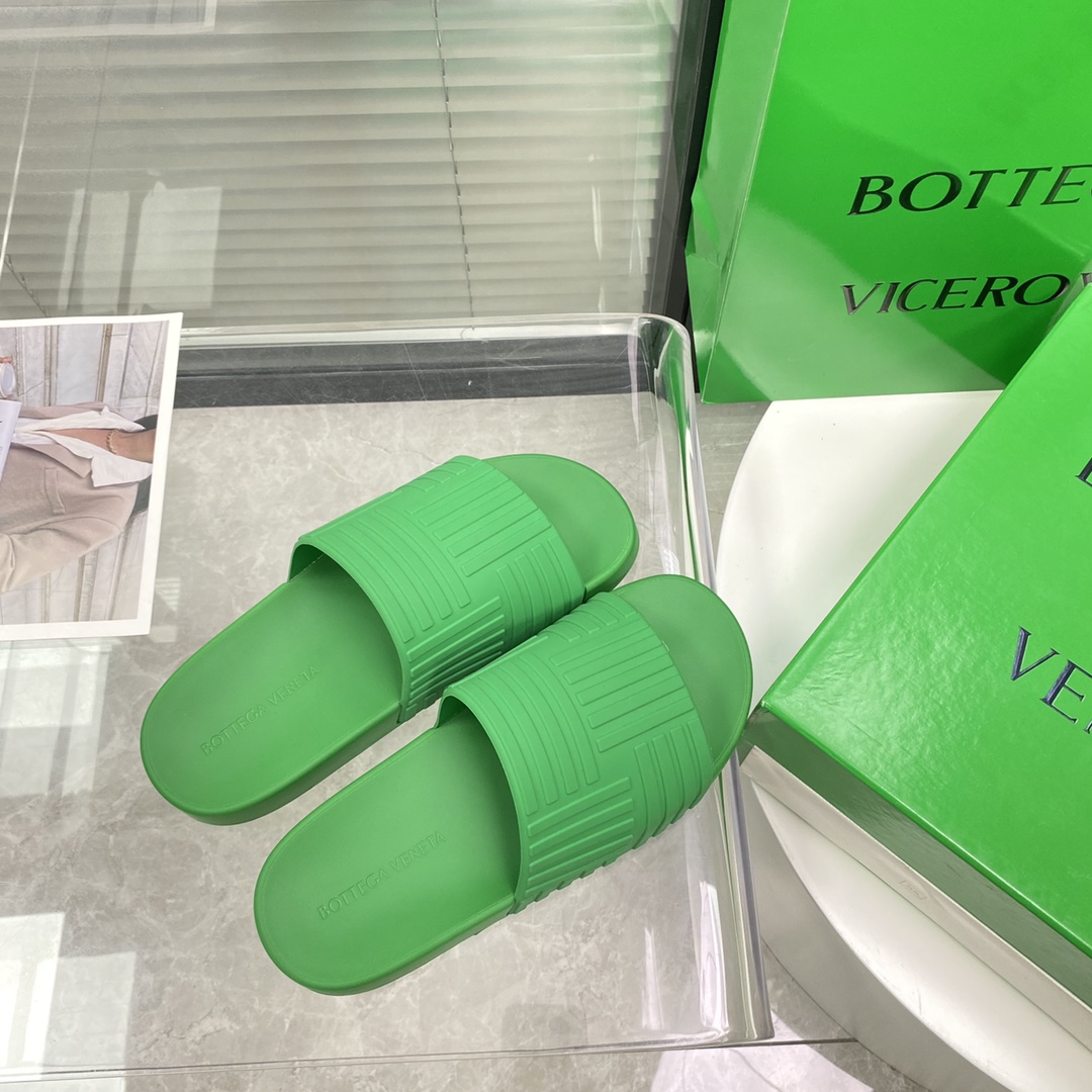 Bottega Veneta Rubber slides - FashionPlug