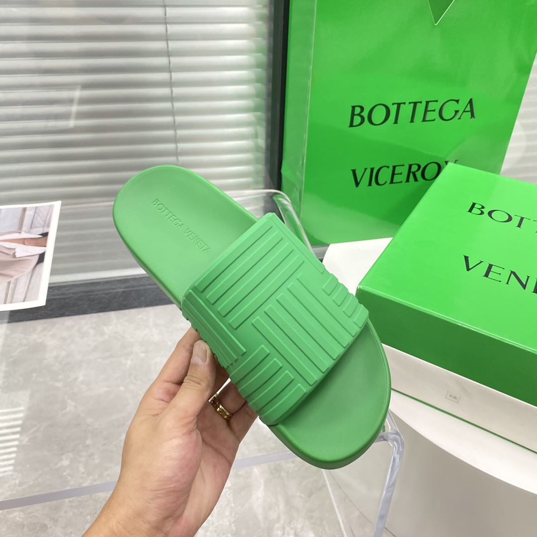Bottega Veneta Rubber slides - FashionPlug