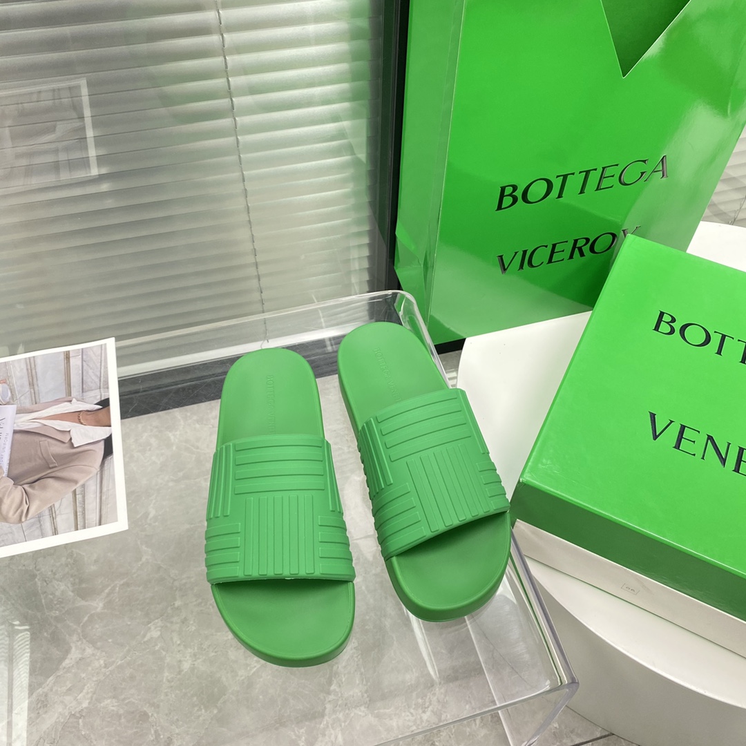 Bottega Veneta Rubber slides - FashionPlug