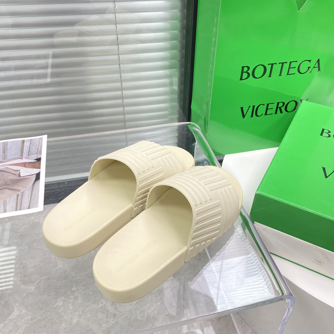 Bottega Veneta Rubber slides - FashionPlug