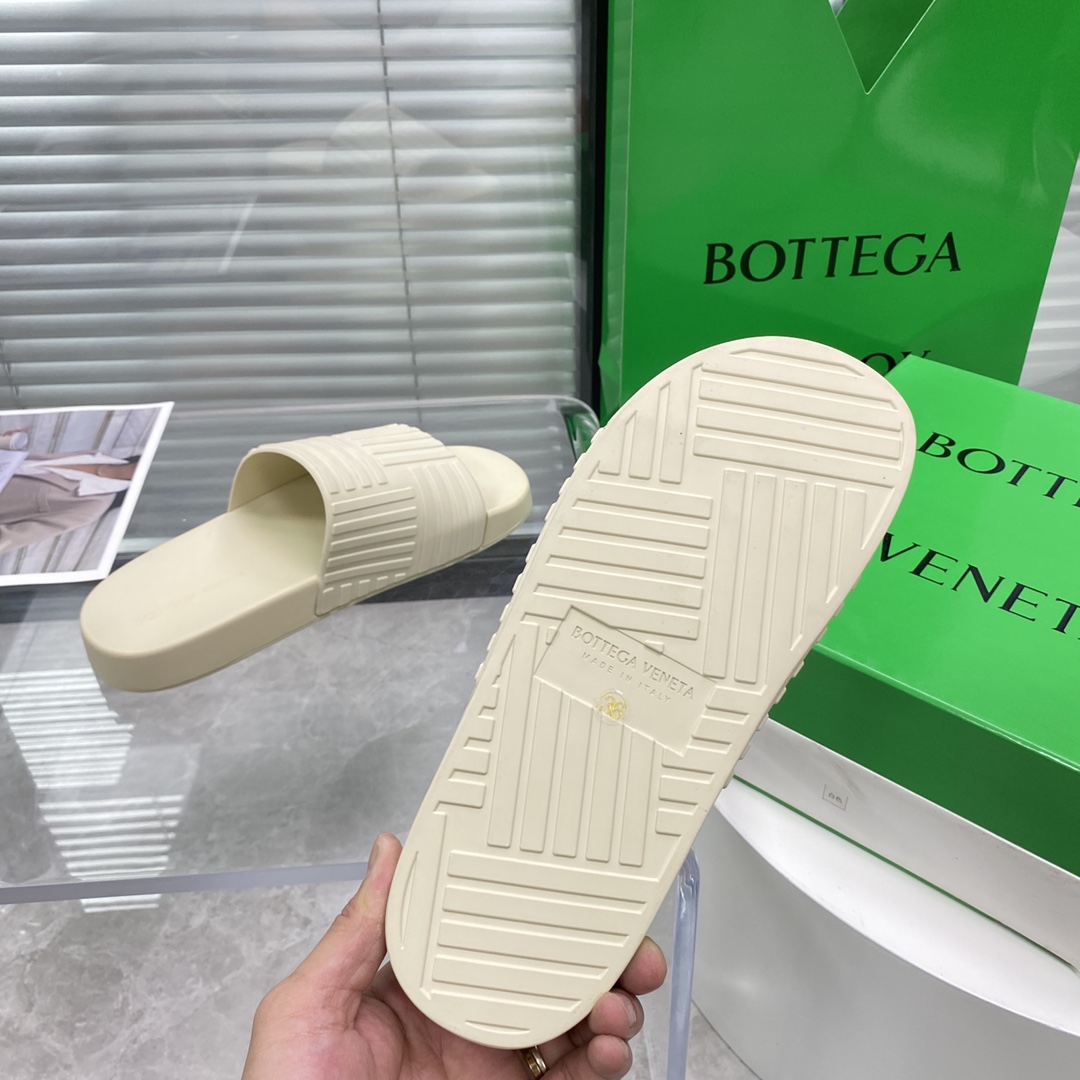 Bottega Veneta Rubber slides - FashionPlug