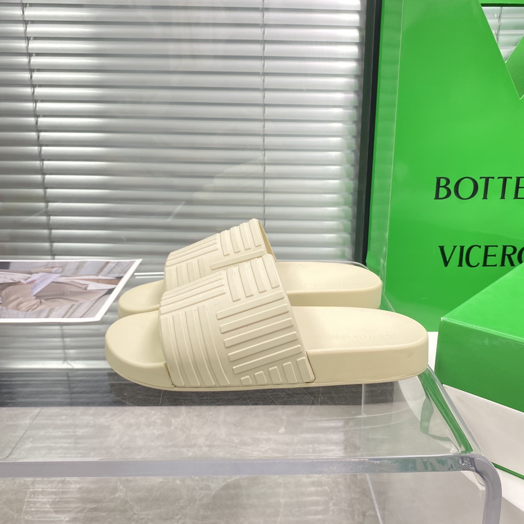Bottega Veneta Rubber slides - FashionPlug