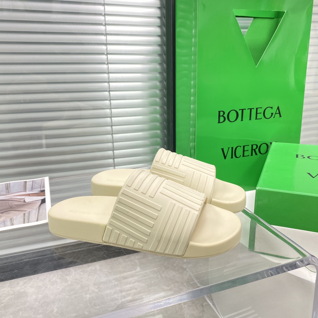 Bottega Veneta Rubber slides - FashionPlug