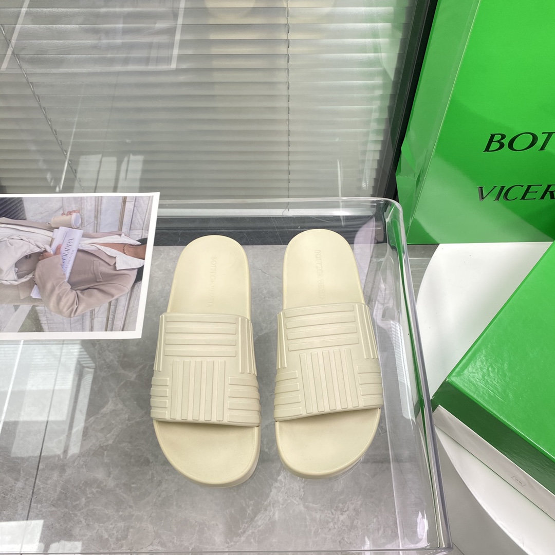 Bottega Veneta Rubber slides - FashionPlug