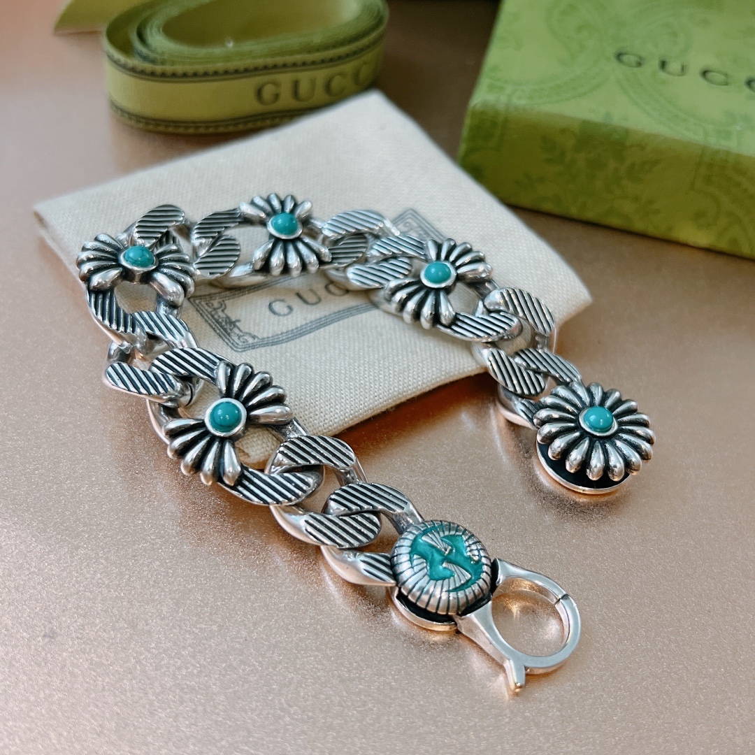 Gucci Interlocking G Flower Bracelet - FashionPlug