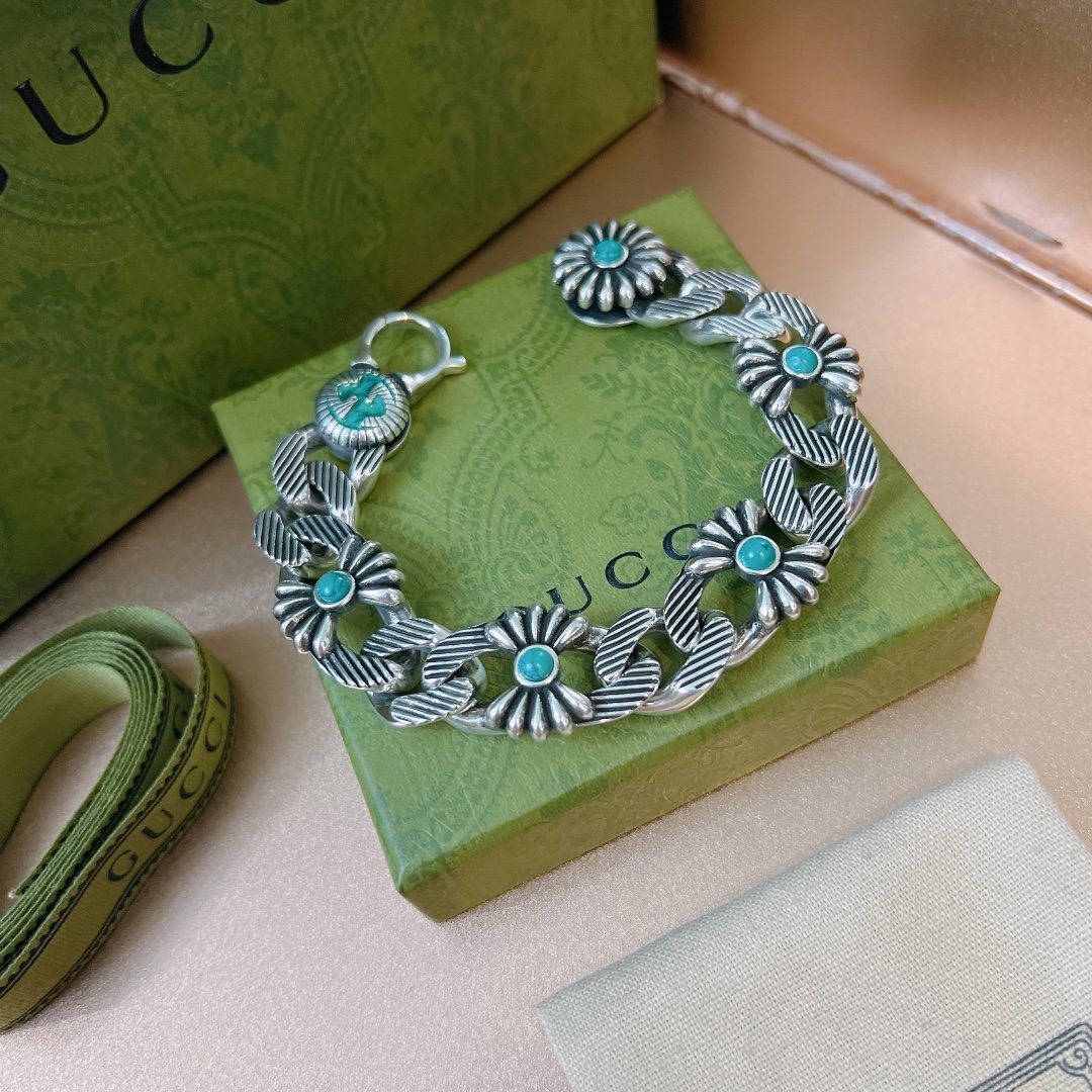 Gucci Interlocking G Flower Bracelet - FashionPlug