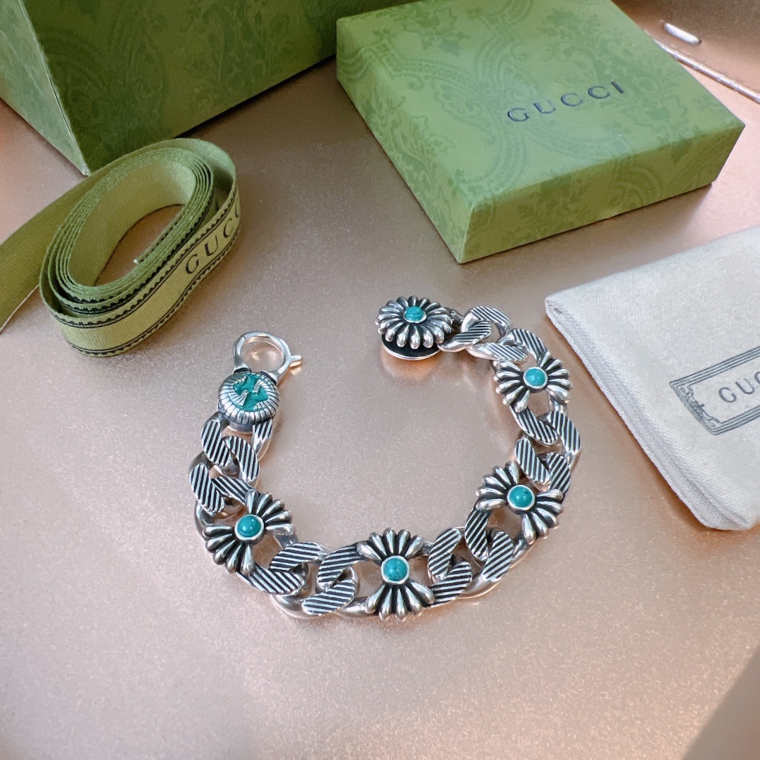 Gucci Interlocking G Flower Bracelet - FashionPlug