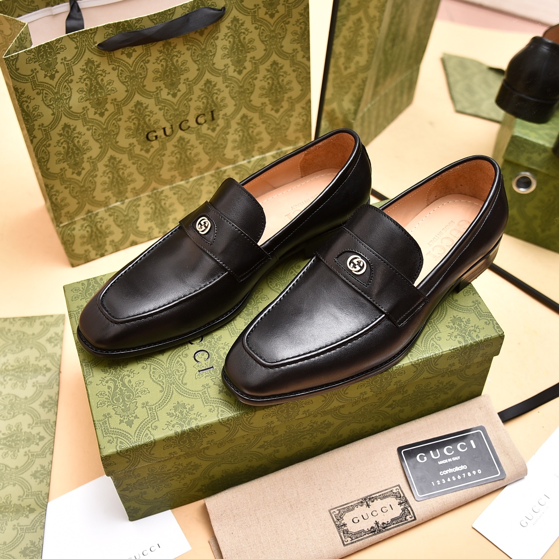 Gucci Men's Loafer With Interlocking G - FashionPlug