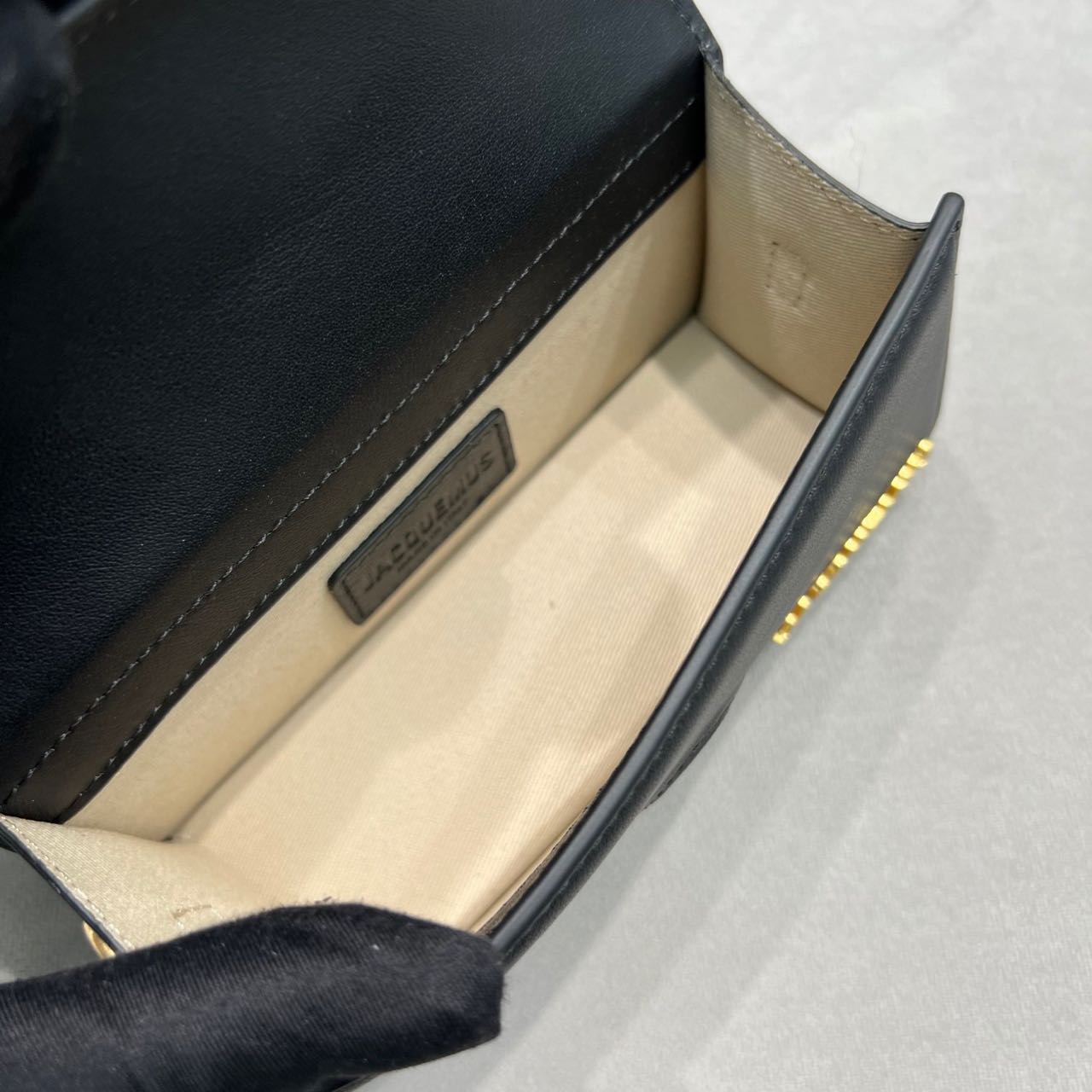 Jacquemus Le Bambino Small Handbag With Adjustable Crossbody Strap(18-6-7cm) - FashionPlug