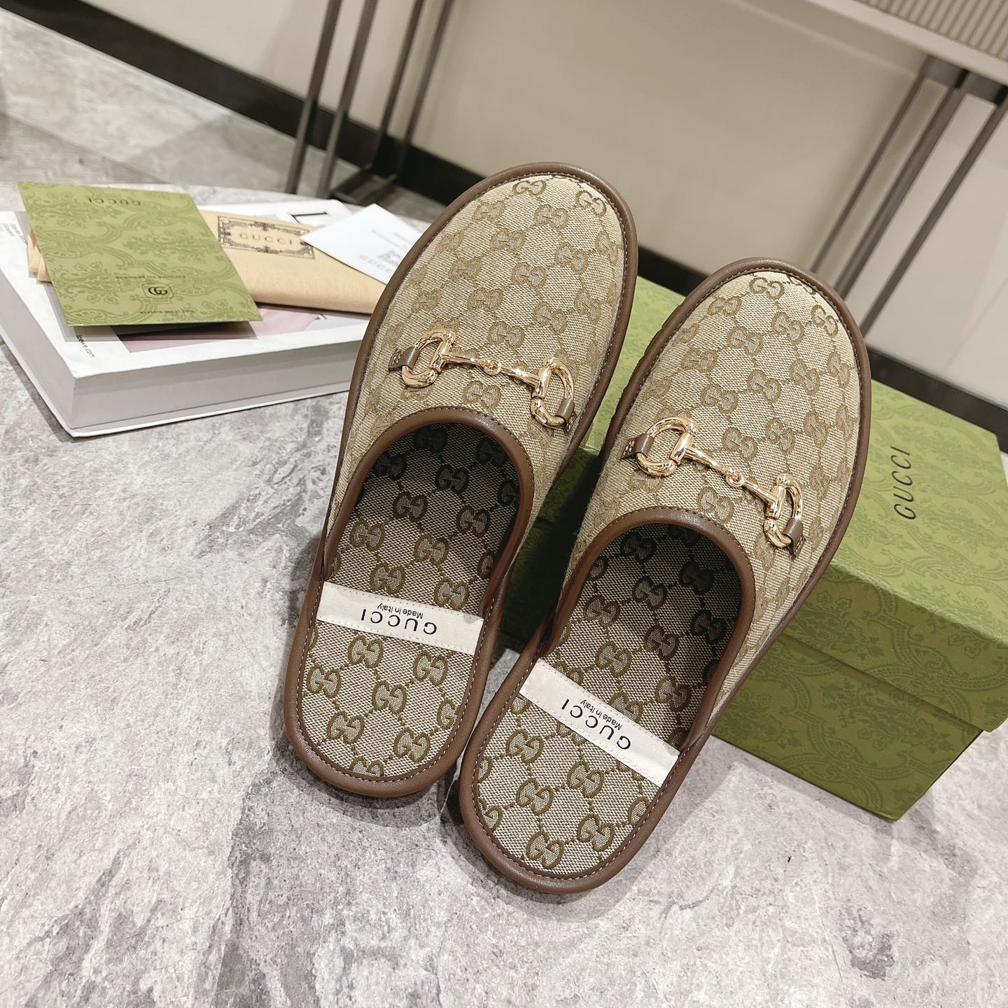 Gucci Men's Slipper With Horsebit - FashionPlug