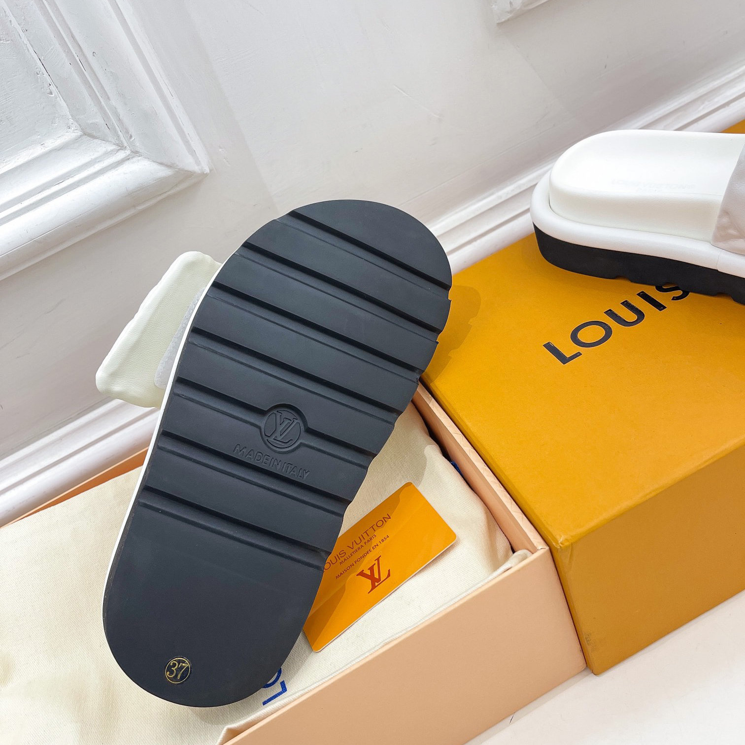 Louis Vuitton Pool Pillow Comfort Mule    1AABKV - FashionPlug